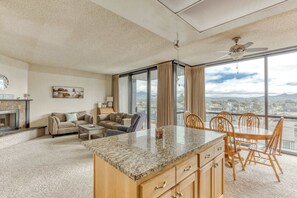 电视、壁炉、DVD 播放器、办公室