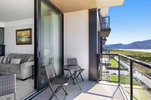 Outdoor dining - Sand & Sea (400) Sailors Retreat - Private Balcony (Seaside)