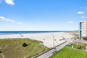 On the beach - Sand & Sea (400) Sailors Retreat - Private Balcony (Seaside)