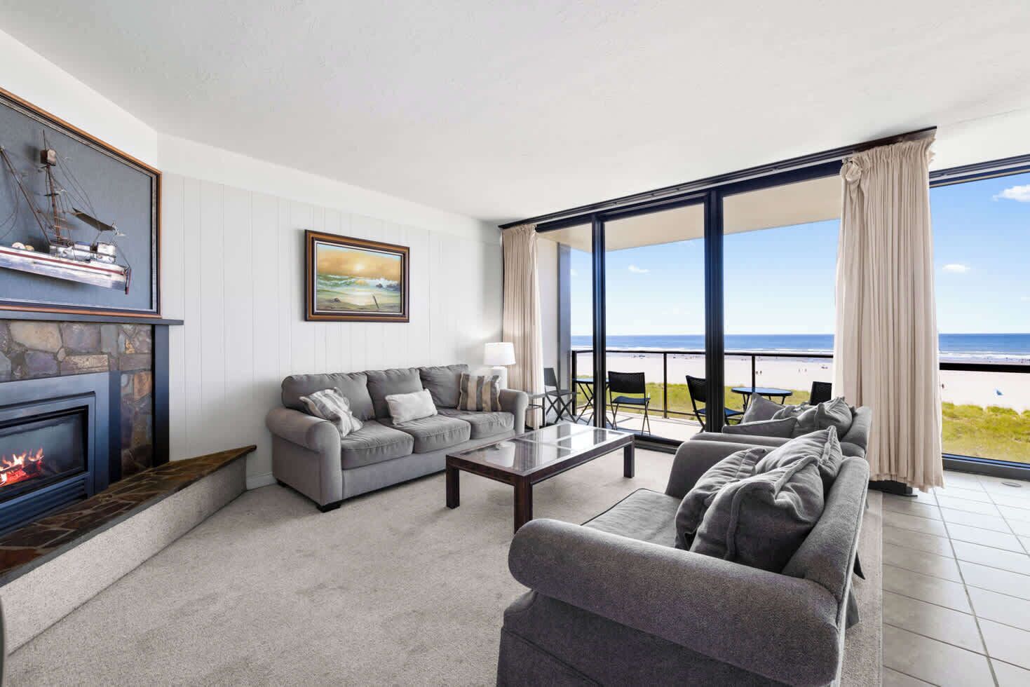 تلفزيون، مدفأة، مشغل دي في دي، مكتب