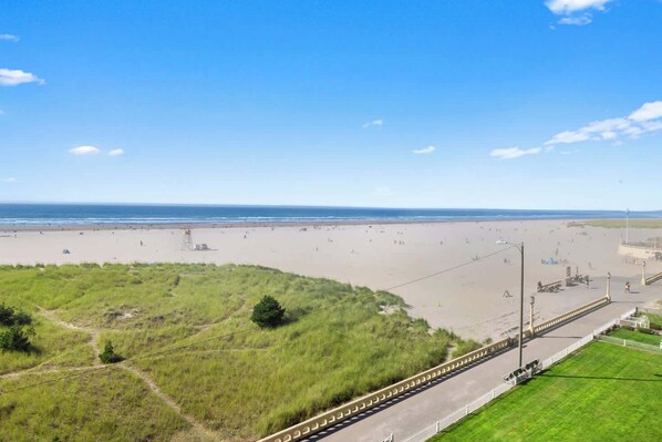 Ein Strand mit einer entlangziehenden Straße.