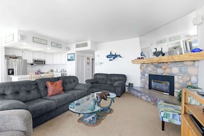TV, fireplace, DVD player, offices - Sand & Sea (402) Water's Edge Panoramic Views (Seaside)