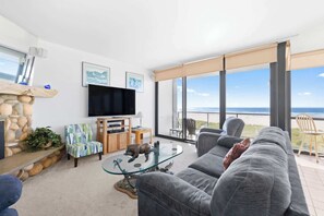 تلفزيون، مدفأة، مشغل دي في دي، مكتب