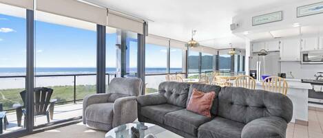 Televisión, chimenea, reproductor de DVD y oficina