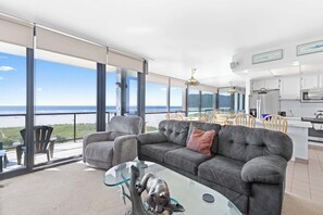 تلفزيون، مدفأة، مشغل دي في دي، مكتب