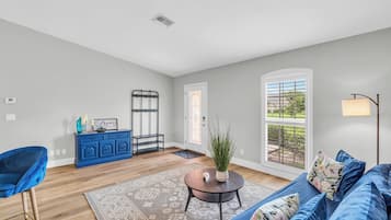 Televisión, chimenea y oficina