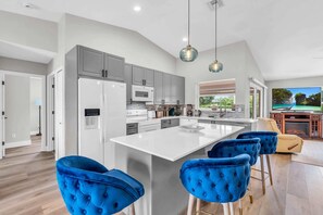 冷蔵庫、電子レンジ、オーブン、コンロ