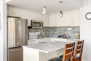 Fridge, microwave, oven, stovetop - Sand & Sea (404) Wave Reflection - Oceanfront (Seaside)