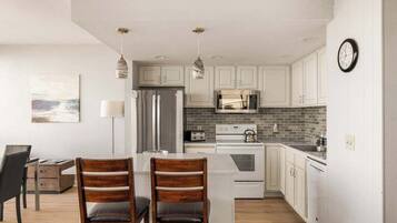 Een koelkast, een microgolfoven, een oven, een kookplaat