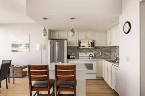 Fridge, microwave, oven, stovetop - Sand & Sea (404) Wave Reflection - Oceanfront (Seaside)