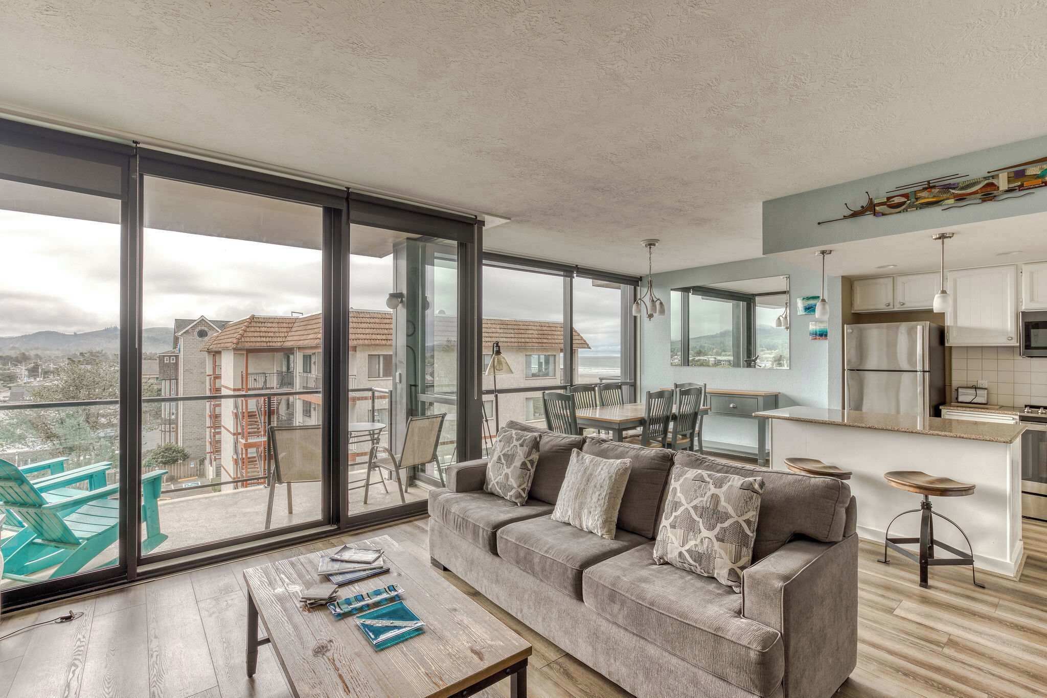 Tv, eldstad, dvd-spelare och kontor