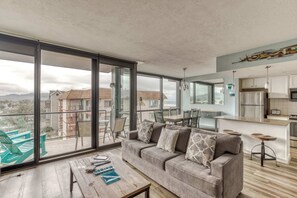 Télévision, cheminée, lecteur de DVD, espaces bureaux