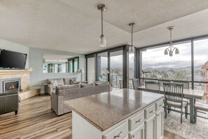 TV, fireplace, DVD player, offices - Sand & Sea (412) Blue Haven - Lux Ocean View (Seaside)