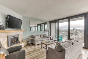 Télévision, cheminée, lecteur de DVD, espaces bureaux