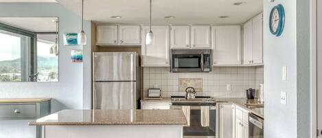 Jääkaappi, mikroaaltouuni, uuni, liesi