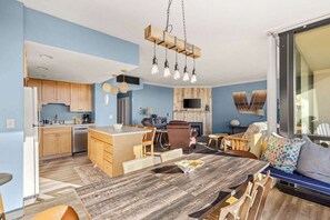 TV, fireplace, DVD player, offices - Sand & Sea (414) Hang 10 Hideaway - Ocean View Dog Friendly (Seaside)