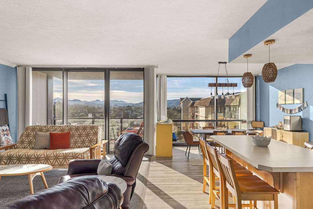 Televisión, chimenea, reproductor de DVD y oficina 