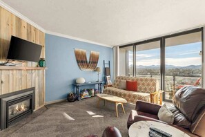 TV, fireplace, DVD player, offices - Sand & Sea (414) Hang 10 Hideaway - Ocean View Dog Friendly (Seaside)