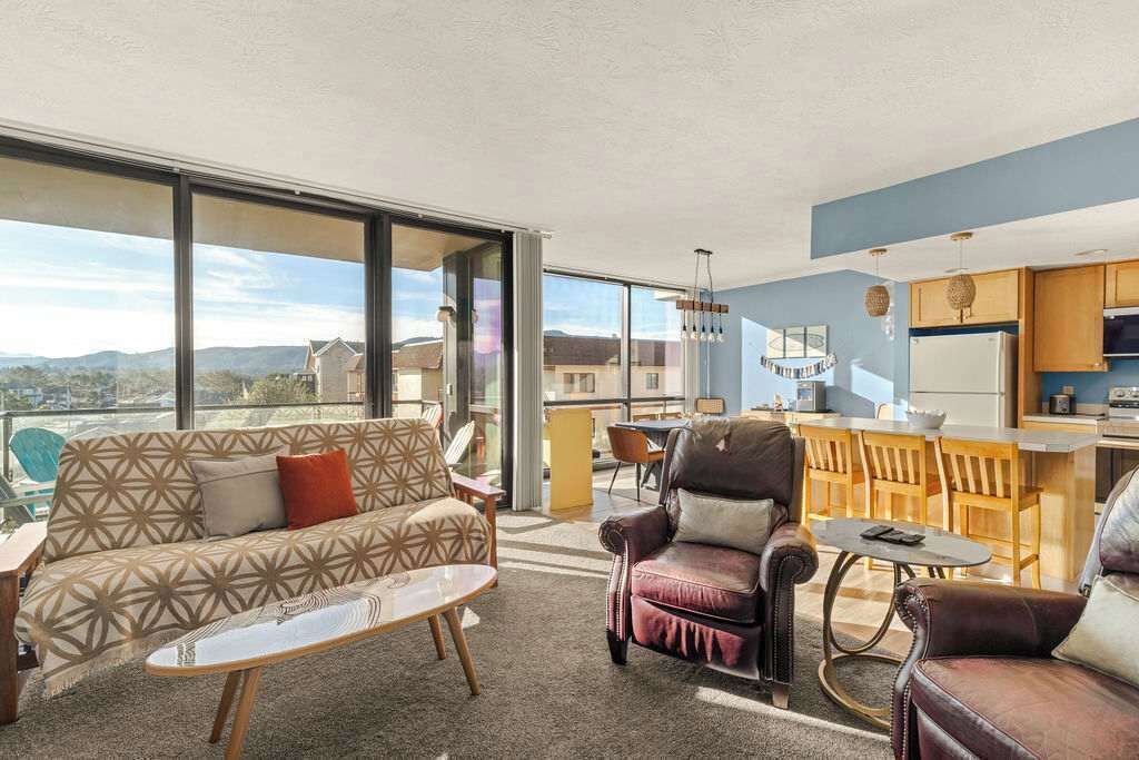 Televisión, chimenea, reproductor de DVD y oficina 