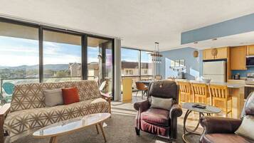 Televisión, chimenea, reproductor de DVD y oficina