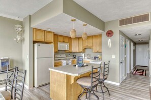 Fridge, microwave, oven, stovetop - Sand & Sea (414) Hang 10 Hideaway - Ocean View Dog Friendly (Seaside)