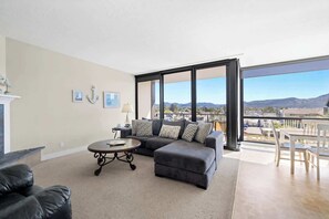 TV, fireplace, DVD player, offices - Sand & Sea (418) Holiday Bright and Modern (Seaside)