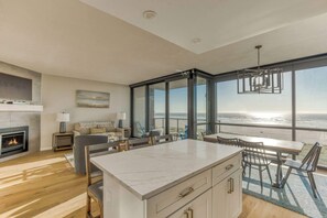 تلفزيون، مدفأة، مشغل دي في دي، مكتب