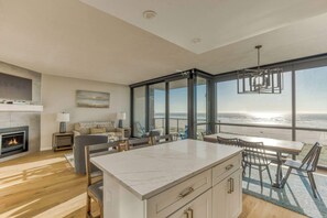 Televisión, chimenea, reproductor de DVD, oficina