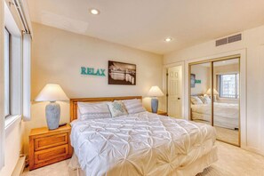 2 bedrooms, iron/ironing board, WiFi, bed sheets - Sand & Sea (512) Oceanside Relax - Ocean View (Seaside)