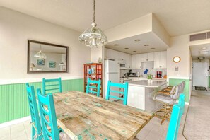 Fridge, microwave, oven, stovetop - Sand & Sea (512) Oceanside Relax - Ocean View (Seaside)