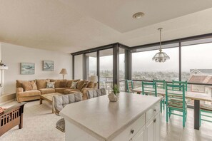 TV, fireplace, DVD player, books - Sand & Sea (512) Oceanside Relax - Ocean View (Seaside)