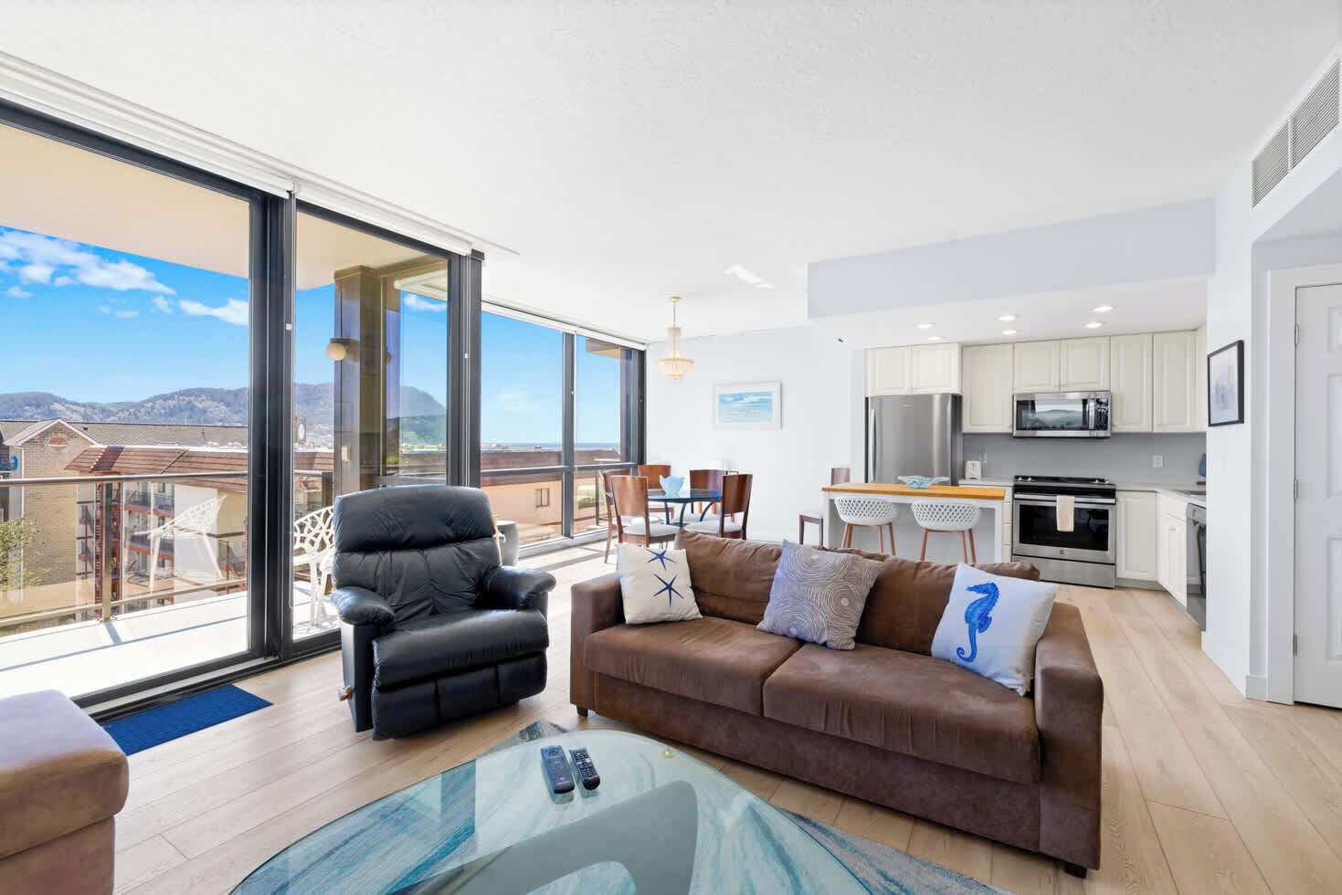 TV, peis, DVD-spiller og kontorer