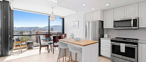 Refrigerador, microondas, horno y parrilla de estufa