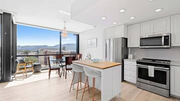 Geladeira, micro-ondas, fogão, cooktop