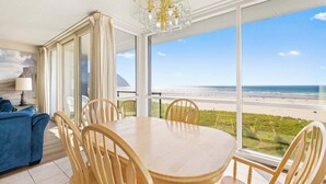 En matplats med utsikt över stranden.