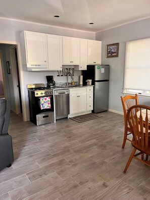 冷蔵庫、電子レンジ、オーブン、コンロ