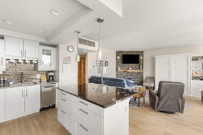 Réfrigérateur, four à micro-ondes, un four, surface de cuisson