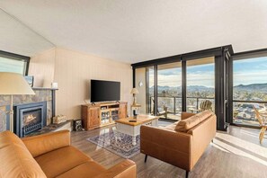 TV, fireplace, offices - Sand & Sea (618) Seaside Panorama -Cozy Beachfront (Seaside)