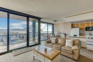 TV, fireplace, offices - Sand & Sea (618) Seaside Panorama -Cozy Beachfront (Seaside)