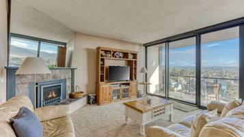 Televisie, een open haard en een kantoor