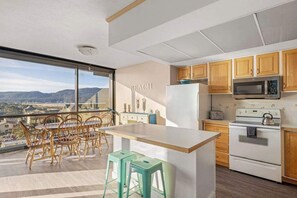 Fridge, microwave, oven, stovetop - Sand & Sea (618) Seaside Panorama -Cozy Beachfront (Seaside)