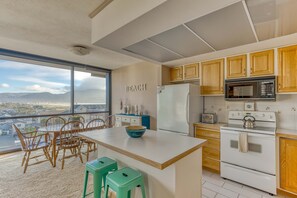 Jääkaappi, mikroaaltouuni, uuni, liesi