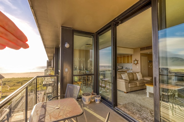 Outdoor dining - Sand & Sea (618) Seaside Panorama -Cozy Beachfront (Seaside)