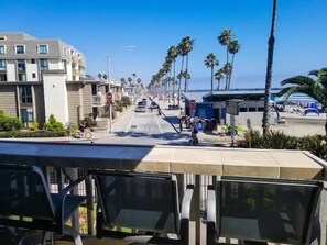 Property grounds - Hotspot for Winter Whale Watching from the balcony. Walk to shop and dine. (Oceanside)