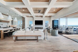 Téléviseur, foyer, table de baby-foot, table de ping-pong