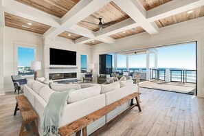 Téléviseur, foyer, table de baby-foot, table de ping-pong