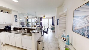 冷蔵庫、電子レンジ、オーブン、コンロ