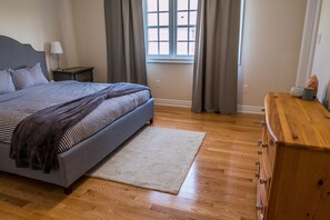 3 bedrooms, in-room safe, desk, iron/ironing board - Cozy Niagara-on-the-lake Townhome, minutes from wineries and shops! (Niagara-on-the-Lake)