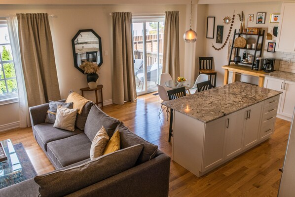 TV, books, computer monitors, printers - Cozy Niagara-on-the-lake Townhome, minutes from wineries and shops! (Niagara-on-the-Lake)