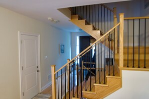 Interior - Cozy Niagara-on-the-lake Townhome, minutes from wineries and shops! (Niagara-on-the-Lake)